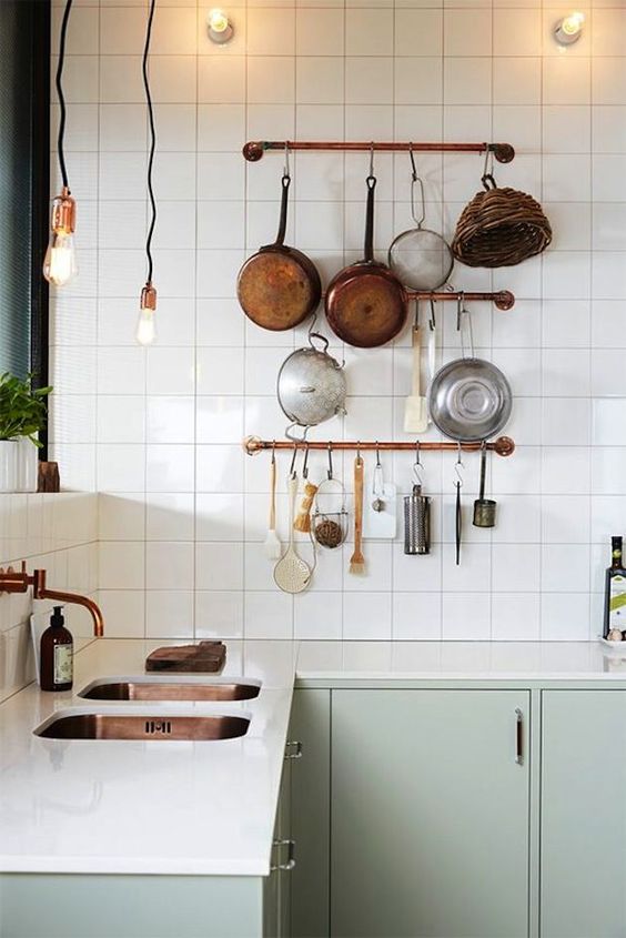 Wall-mounted faucet for a vintage-look kitchen decor