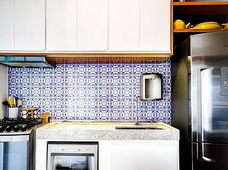 Decorative square tiles on kitchen walls - backsplash different from countertop material up to the cabinets - square laminated mitered edge profile