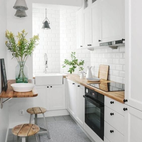 Subway white tiles on traditional kitchen walls - Under cabinet range hood