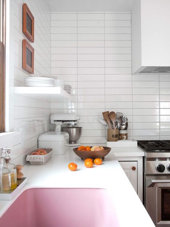 Custom kitchen countertop design - L-shaped. Backsplash height - white subway tiles up to the ceiling