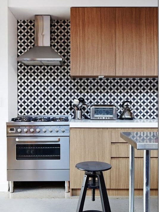 Patterned black and white square tiles on kitchen walls - backsplash different from countertop material - freestanding range